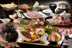 お食事一例：タラバ蟹のお造りと活鮑の踊り焼きをご賞味下さい ※メインのタラバ蟹活鮑は変更ありませんが他食材は季節や仕入れ状況によりお料理内容は変更になります