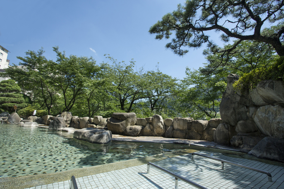 A men's open-air bath where you can soak in the hot spring while enjoying the fresh green scenery full of vitality.
Enjoy the feeling of openness and the famous springs to your heart's content. A men's open-air bath where you can soak in the hot spring while enjoying the fresh green scenery full of vitality.
Enjoy the feeling of openness and the famous springs to your heart's content.
