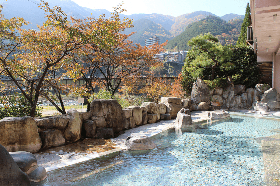 赤く染まった景色を眺めて旅情をお楽しみいただきながら下呂の名湯を満喫して下さい。