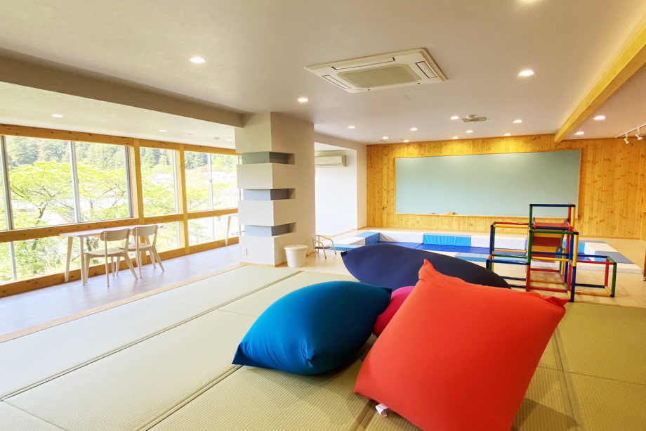 【湯上がり憩いの場】
和の畳スペースは特製クッション【YOGIBO】でゆっくりリラックス♪
奥はお子様スペースで落書き黒板もあります♪ 【湯上がり憩いの場】
和の畳スペースは特製クッション【YOGIBO】でゆっくりリラックス♪
奥はお子様スペースで落書き黒板もあります♪
