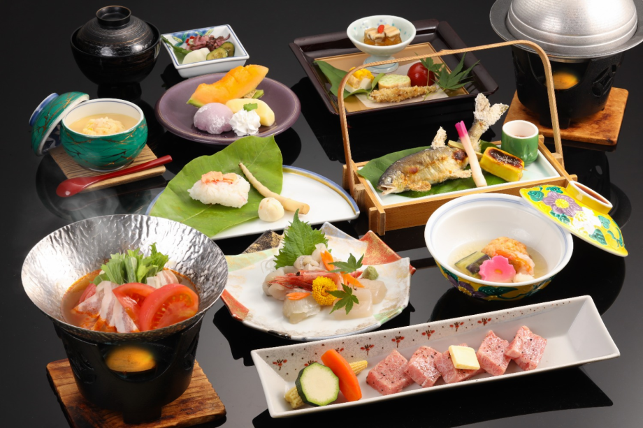 最高ランク飛騨牛を鉄板で焼いてお召し上がる夏のみのり会席。当館板長が地産地消と夏を組み込んで作るトマト鍋はおススメ♪鮎の塩焼き、朴葉すしは地元郷土料理になります。