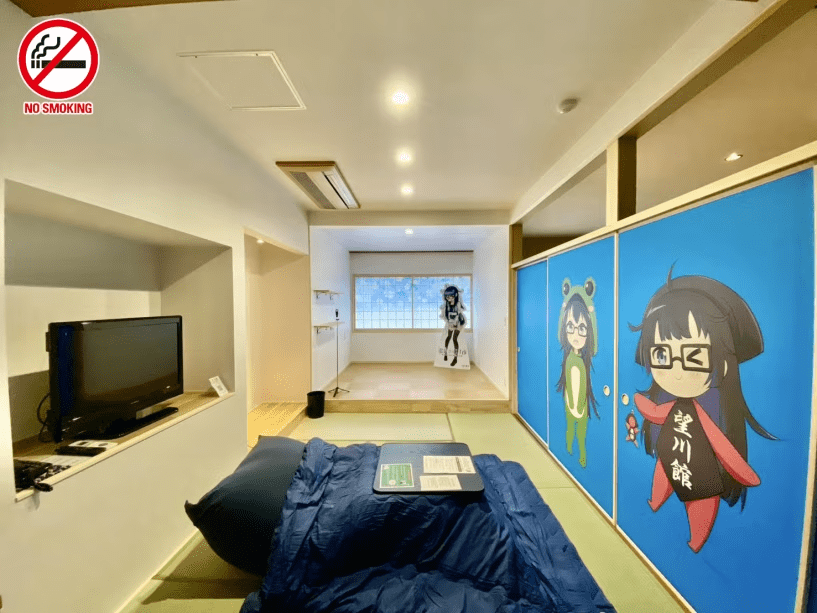 温泉むすめ【下呂美月の間】(禁煙)
ついに完成しました温泉むすめ下呂美月ちゃんを存分におたのしみ頂けるお部屋です。
ふすまの下呂美月ちゃんやお部屋に泊まらないと会えない下呂美月ちゃんのパネルやぬいぐるみ、書下ろしイラストの壁絵や門燈など下呂美月ちゃん満載です♪