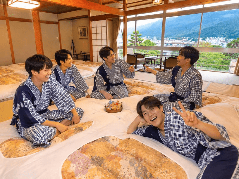 みんなで枕を並べて布団で寝る!!最近あまりない古き良き日本の習慣をお楽しみ下さい。