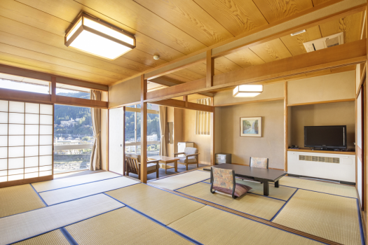 当館おすすめの和室15畳　
広さ、眺望をお楽しみ頂けるお部屋になります。
定員2名様～7名様　9畳+6畳の2間になります。