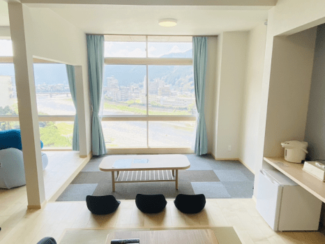 リニューアル部屋【湯ヶ峰】
最高の景色をご覧頂けます♪ヨギボーに座って至福の時間をお過ごしください。