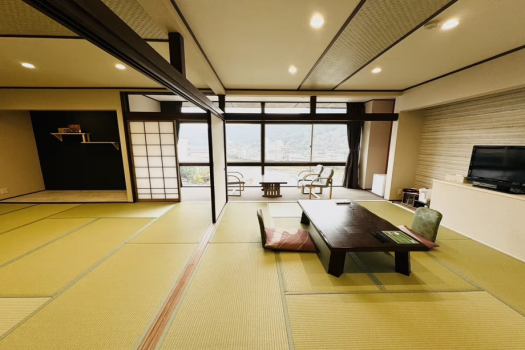 【和モダン22.5帖】
12.5帖+10帖の2間の大部屋。和室と洋室の良い所を取った清潔感ある造りにしました。
床の間には荷物を置けるスペースに。ダウンライトでより明るく♪禁煙のお部屋になります。