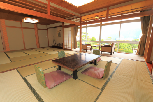 ご家族、仲間の大人数でも宿泊可能な大部屋。和室10帖+12.5帖の2間でご案内♪2階~5階に各1部屋のみのご案内。飛騨川と望川館自慢の日本庭園を眺めながら、ゆっくりとお寛ぎ下さい。
8名様~11名様でご案内致します。 ご家族、仲間の大人数でも宿泊可能な大部屋。和室10帖+12.5帖の2間でご案内♪2階~5階に各1部屋のみのご案内。飛騨川と望川館自慢の日本庭園を眺めながら、ゆっくりとお寛ぎ下さい。
8名様~11名様でご案内致します。