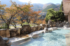 赤く染まった景色を眺めて旅情をお楽しみいただきながら下呂の名湯を満喫して下さい。