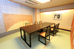 最大8名様までご利用頂ける料亭個室観月。人数に応じてお部屋の広さが変わります。座敷にイス+テーブル式でご案内しております。