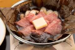 最高ランクＡ5等級の飛騨牛を使用した朴葉味噌焼き。板長自家製の飛騨のお味噌は辛口。バターと一緒に飛騨牛と野菜を味噌に絡めてお召し上がり下さい。御飯が合う一品です。