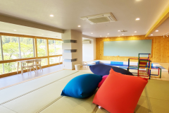 【湯上がり憩いの場】
和の畳スペースは特製クッション【YOGIBO】でゆっくりリラックス♪
奥はお子様スペースで落書き黒板もあります♪