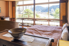 和洋室六花選　庭側
日本庭園、清流など景色をお楽しみ頂けるお部屋になります。