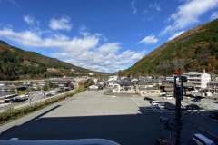 秋の8畳和室からの眺望になります。目の前には当館が契約している駐車場とその奥に広がる飛騨の山