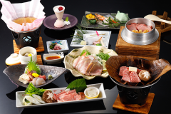 最高ランク飛騨牛を存分に使用した【ごっつぉう御膳】
ごっつぉうとは下呂の方言でごちそうと言う意味です。
最高ランク飛騨牛を朴葉味噌、味しゃぶ、ローストビーフ、釜飯で使用する当館のご馳走御膳になります。