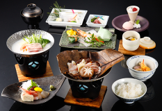 ★ぶた朴葉焼き会席
下呂の郷土料理【朴葉味噌焼き】に豚肉を入れて、当館自家製味噌と一緒に焼いてお召し上がり頂きます。一人鍋は和風みるく鍋。当館板長の創作料理になります。