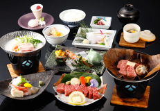 下呂の郷土料理【朴葉味噌焼き】とステーキに飛騨牛を使用した豪華会席料理。
当館板長創作のみるく鍋は、食欲をそそるシチューテイスト♪甘酒を元に作ったムースは、甘党必見♪