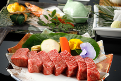 【飛騨牛ステーキ】
ボリューム満点の飛騨牛ステーキ♪
お好みで焼きながらお召し上がり頂きます。おすすめは完全に焼き切らない状態での一口です!!