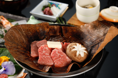 【飛騨牛入り朴葉味噌焼き】
最高ランク飛騨牛を使用した地元郷土料理【朴葉味噌焼き】
自家製の味噌と一緒に飛騨牛を朴葉の上で焼いてお召し上がり頂きます。
地元の味付けは濃いので、ご飯と一緒にお召し上がりいただく事をおすすめします♪