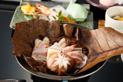 【ぶた入り朴葉味噌焼き】
地元郷土料理【朴葉味噌焼き】に豚肉を入れてお召し上がり頂く一品。
自家製の味噌と一緒に豚肉を朴葉の上で焼いてお召し上がり頂きます。
地元の味付けは濃いので、ご飯と一緒にお召し上がりいただく事をおすすめします♪