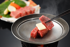 飛騨牛ステーキを鉄板で焼いてお召し上がり頂きます。
焼き加減はお好みで!!