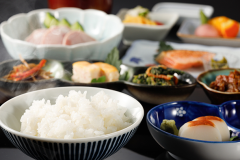 【朝　食】
下呂産のコシヒカリを存分にお楽しみ頂ける朝食。
下呂の清流で作り上げたお米を是非お召し上がり下さい。