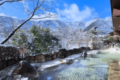 【2025年の男性の雪見露天】雪化粧の飛騨の景色を眺めながら雪見露天をお楽しみ下さい。