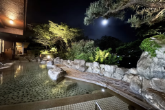 【夜の男性露天風呂】
ポイントを際立たせるライトアップで、視覚に魅せる。名湯とライトアップでゆっくりお寛ぎ下さい。