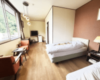 絨毯からフローリングにリニューアル♪光を弾いて明るくなりました。