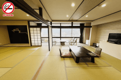 【和モダン22.5畳】
12.5畳と10畳の2間のお部屋。和を基調にしたお部屋で禁煙部屋になります。
床の間を荷物を置けるスペースにし、最大11名様まで入れる大部屋になります。