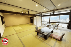 【和モダン客室22.5畳禁煙】
12.5畳と10畳の2間になる禁煙大部屋になります。
飛騨川を眼下に絶対的眺望はおすすめ!!定員11名で皆で枕を並べてお休み頂けます。
トイレ(ウォッシャー付)+バス付,Wi-Fi完備、