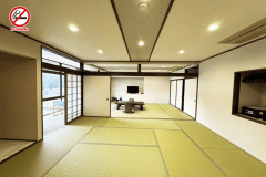 12.5畳と10畳の二間。広い畳で最大11名様のお布団が敷けます。スタイリッシュな雰囲気で床の間を荷物が置けるスペース付。禁煙のお部屋になります。