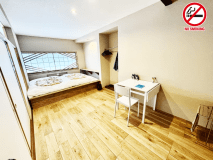 温泉むすめ【下呂美月の間】(禁煙)
美月ちゃん一杯のお部屋の隣は寝室になります。ムアツベットマットを使用。
お部屋のテーブルにある旅日記を是非ご利用下さい。
落ち着いた雰囲気で、ベッド横のワークス―ペースにもご利用頂けます。