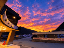 【夕焼けの玄関】
望川館正面玄関から眺める夕焼け空。真っ赤に染まった空。明日晴れるかな～？