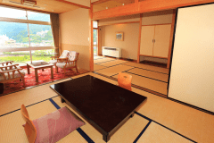 6畳+9畳の和室15畳。ゆったりとしたスペースにのんびりお寛ぎ頂けます。
眺望は日本庭園と飛騨の山々から飛騨川の河川を眺める圧倒的眺望♪
下呂温泉の花火もご覧頂けるお部屋になります。
ご家族、団体様にお薦めです。WIFI完備

【駐車場のご案内】
玄関先(6台)、道向かいの契約駐車場(20台)、第一専用駐車場(15台)、第二専用駐車場(40台)
旅館に近い駐車場から順番にお停め頂いております。