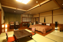 和洋室六花選　6部屋ある六花選は日本庭園側に3部屋、逆側に3部屋のお部屋があります。
こちらは山側の和洋室六花選