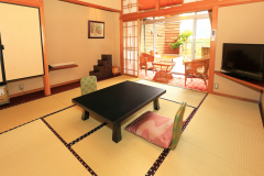 【離れ山水亭】
日本庭園内にある3部屋のみのお部屋。ヒノキのお風呂でゆっくり疲れを取ろう♪開放感を存分にお楽しみください。