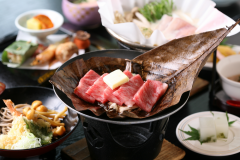 最高ランクA5等級の飛騨牛を板長自家製の味噌で朴葉に乗せて焼いてお召し上がり頂きます。
下呂の郷土料理になります。