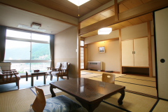 当館の最上階にある和室。最上階から眺める日本庭園は風情溢れ、飛騨川と下呂の町並みを眺めれば時間の流れを忘れられます♪
お部屋はトイレ(ウォシュレット付)、バス付き。※ユニットバスです
テレビは、地デジ対応
ドライヤー、バスタオル、フェイスタオル、浴衣、丹前　歯ブラシあり
◆WI-Fi環境◆
全館ご利用可能