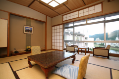 日本庭園や清流を眺めながらおくつろぎ頂ける純和風のお部屋になります。