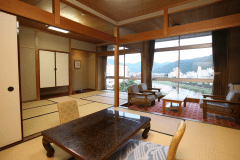 二間でつながる15帖和室。イス+テーブルスペースもあり、最大7名様までご同室頂けます。
バス＆トイレ付　お薦めの眺望をご覧下さい。