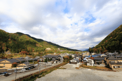 和室8帖からの景色　街を囲う飛騨の山々