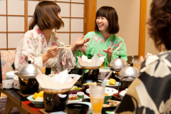 旅館に泊まるなら綺麗な浴衣を着たい♪女性限定の色浴衣をフロントで貸し出しいています。1枚300円での貸し出しになります。＊プラン特典で無料貸出もあり。