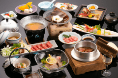 最高ランク飛騨牛をふんだんに使用した会席料理♪
★朴葉味噌焼き、味しゃぶ、ローストビーフサラダ、釜飯★