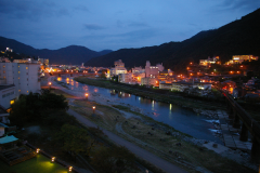 最上階和室の景観。清流飛騨川と夜景の街並みのコントラストをお楽しみ下さい。