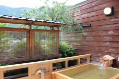 山水亭の露天風呂
2019年にリニューアルしたヒノキの露天風呂。
客室内にある小庭園で星空を眺めながら温泉を堪能できる。
屋根がないので、雨や雪の自然と一緒に入浴頂きます。