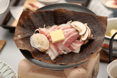 地産地消の飛騨のぶたを板長自家製の特製お味噌と野菜と一緒に焼いてお召し上がり頂きます。