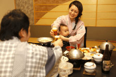 当館はお部屋食を行っておりません。別会場へご移動頂いてお食事頂きます。こちらは料亭個室観月でのご夕食。個室でゆっくりお食事下さい。