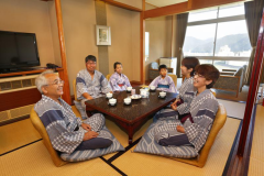 9畳+6畳の2間のゆったり和室。景色は日本庭園と飛騨の清流や山々の圧倒的眺望をご覧頂けます。
鉄橋を渡る高山線もご覧頂けます。