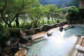 飛騨川のせせらぎと飛騨の山々を眺めながら名湯を満喫♪時折通過するJR線も旅情の風景として楽しんで下さい。