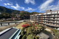 赤く染めた下呂の山々と日本庭園を眺める望川館